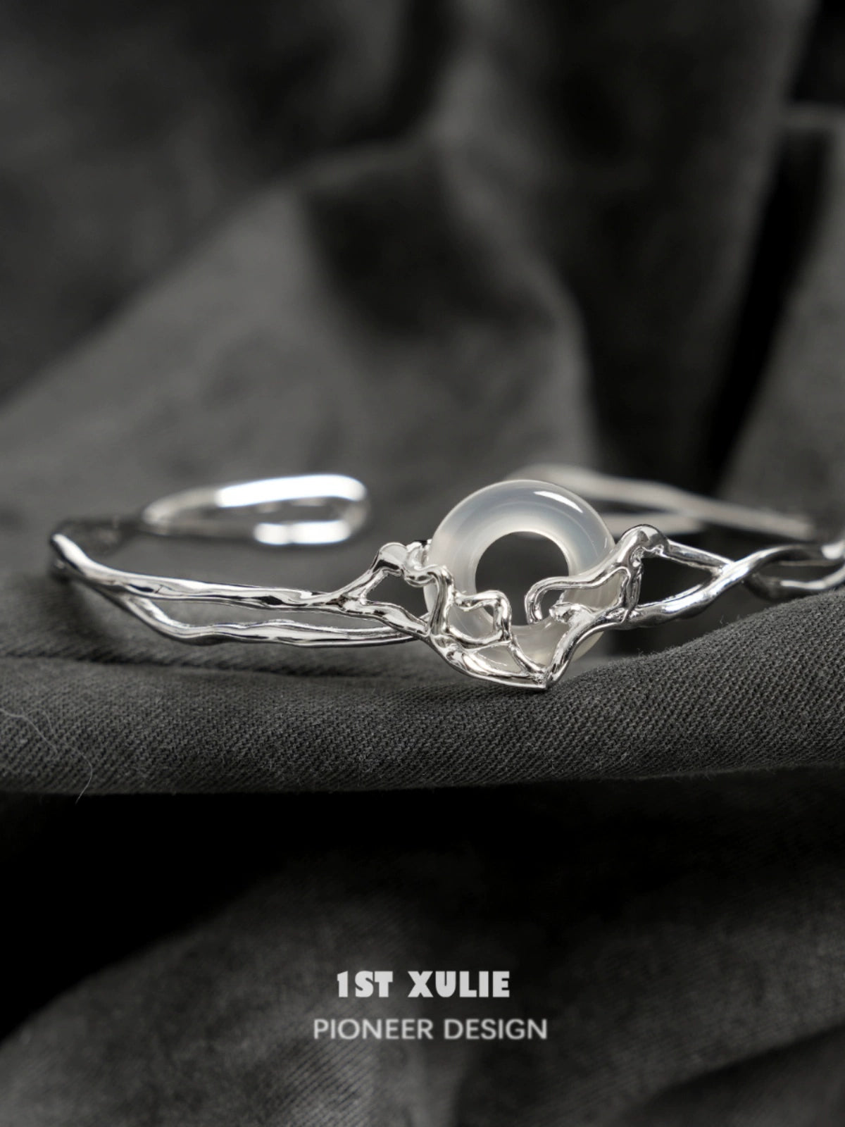 Elegant agate silver bracelet with a unique design and a central agate stone for a chic look