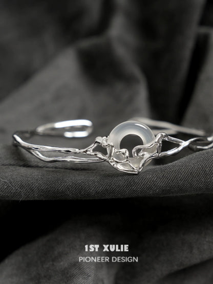 Elegant agate silver bracelet with a unique design and a central agate stone for a chic look