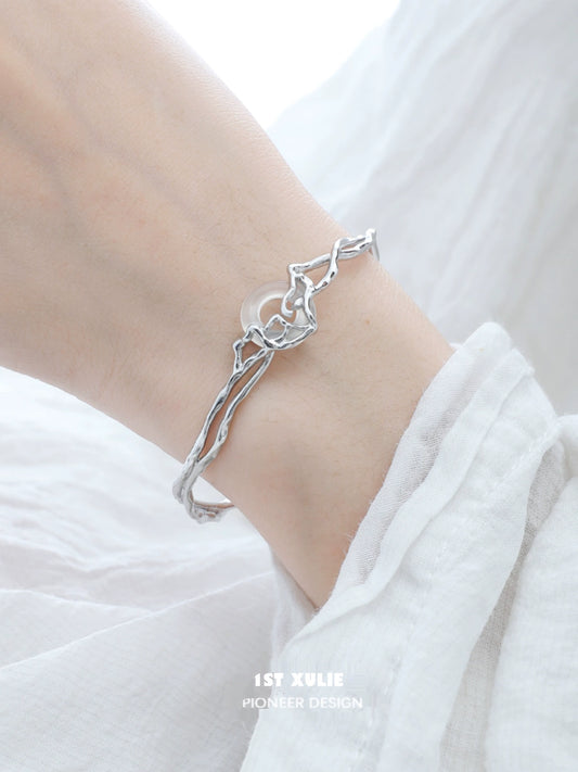Stylish 1STXULIE Agate Silver Bracelet featuring a unique twisted design