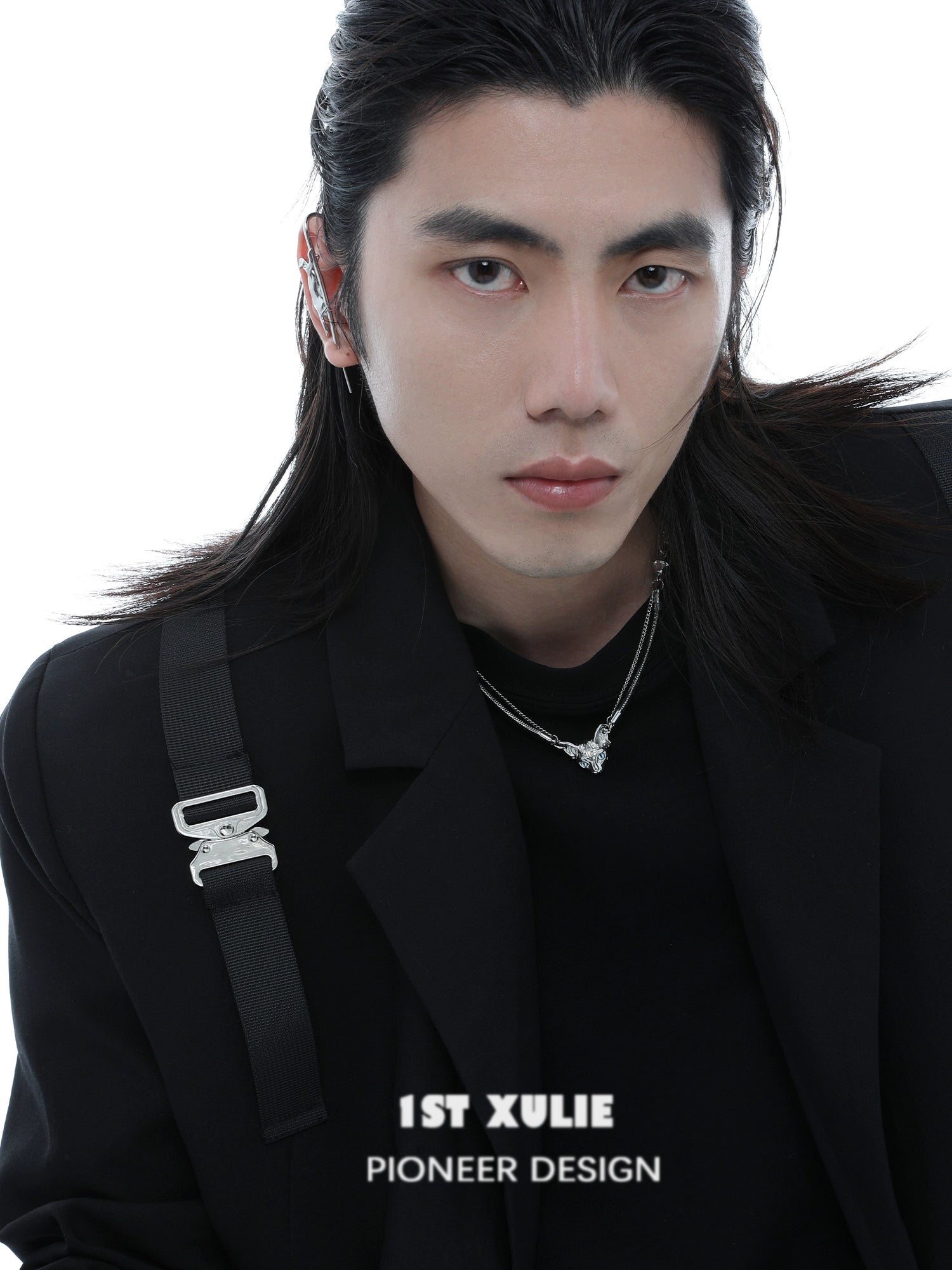 Stylish model wearing a cat clavicle necklace paired with a black outfit and modern accessories