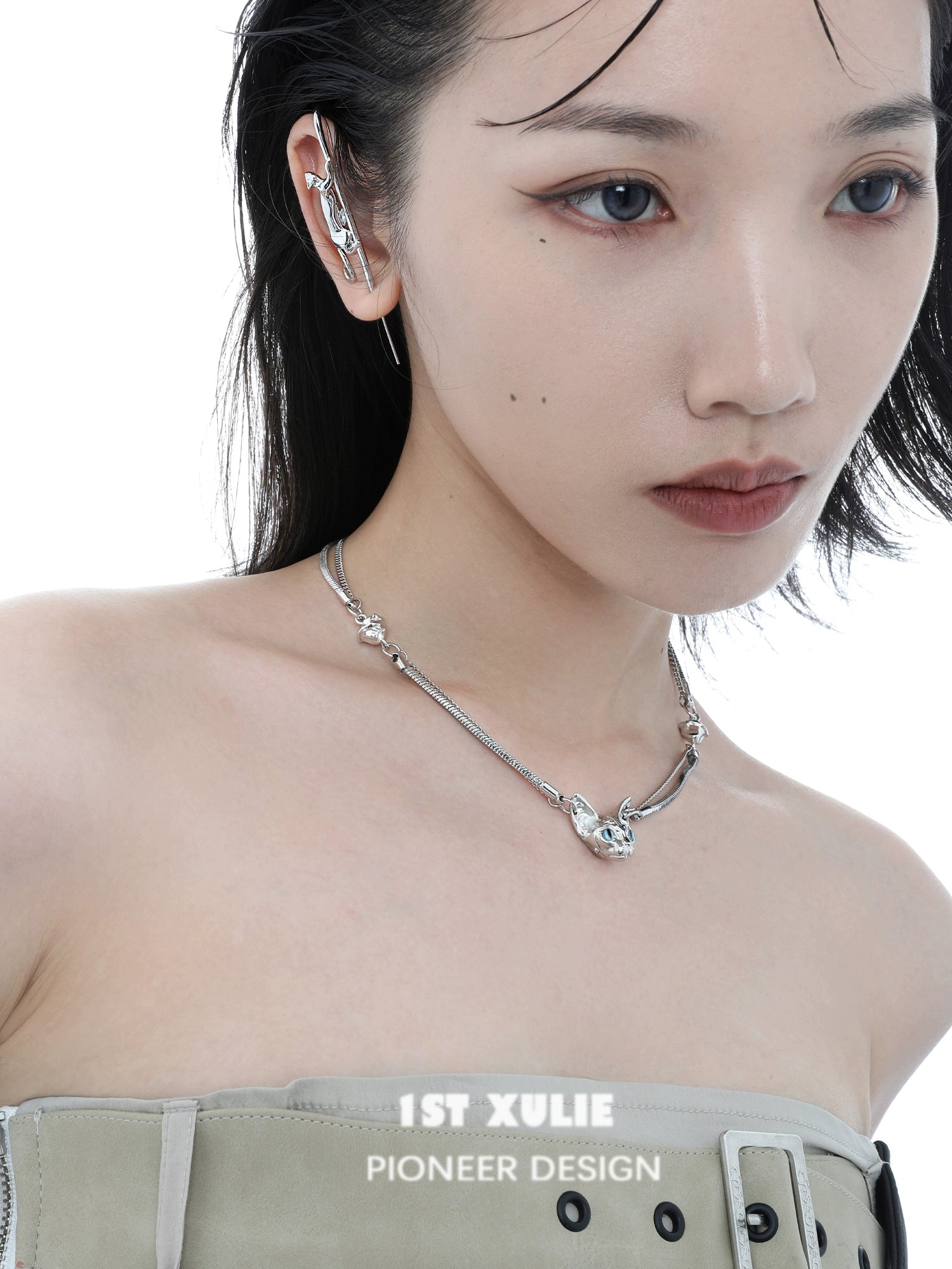 Stylish 1ST XULIE cat clavicle necklace featuring a unique design for modern fashion enthusiasts