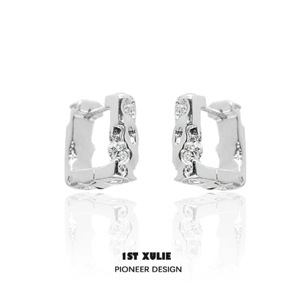 Frosted geometric earrings with a modern design, perfect for stylish outfits and everyday wear