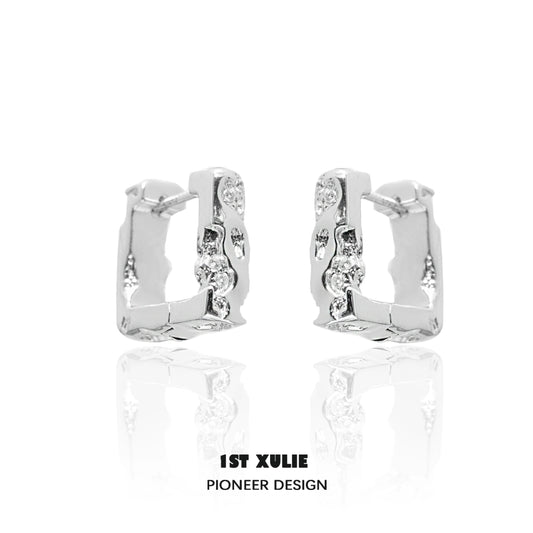 Frosted geometric earrings with a modern design, perfect for stylish outfits and everyday wear