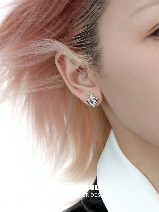 Stylish geometric silver earrings featuring a unique design, perfect for any outfit