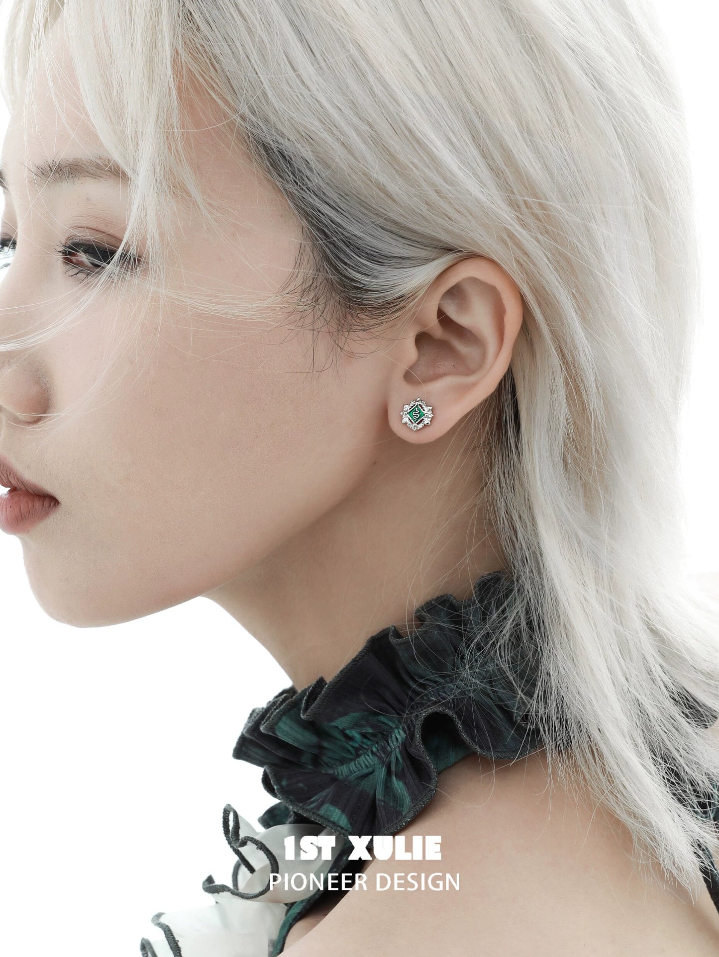 Elegant green serpent ear cuffs featuring intricate design and vibrant emerald stones