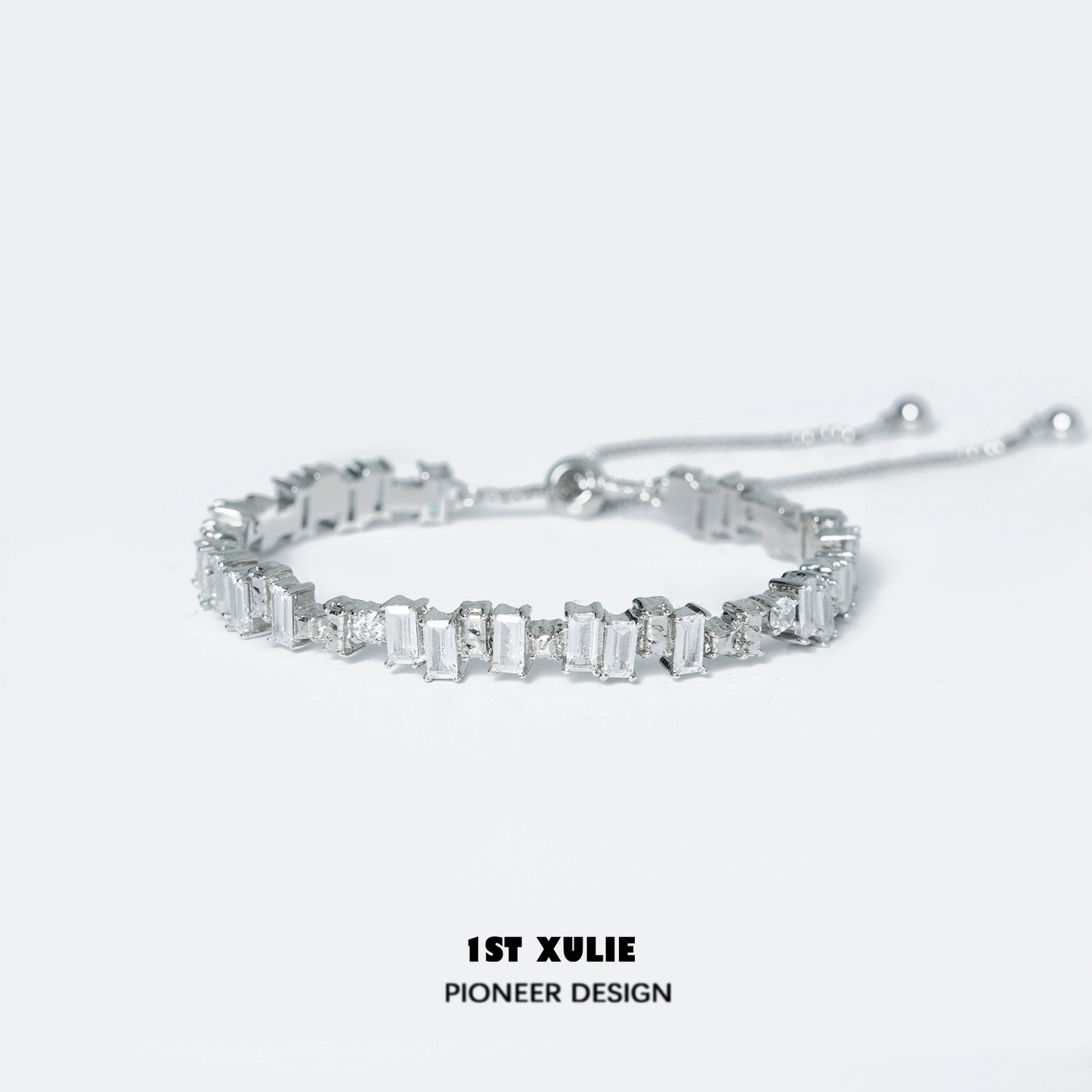 1ST XULIE Iceland zircon star bracelet in silver with a chic and elegant design