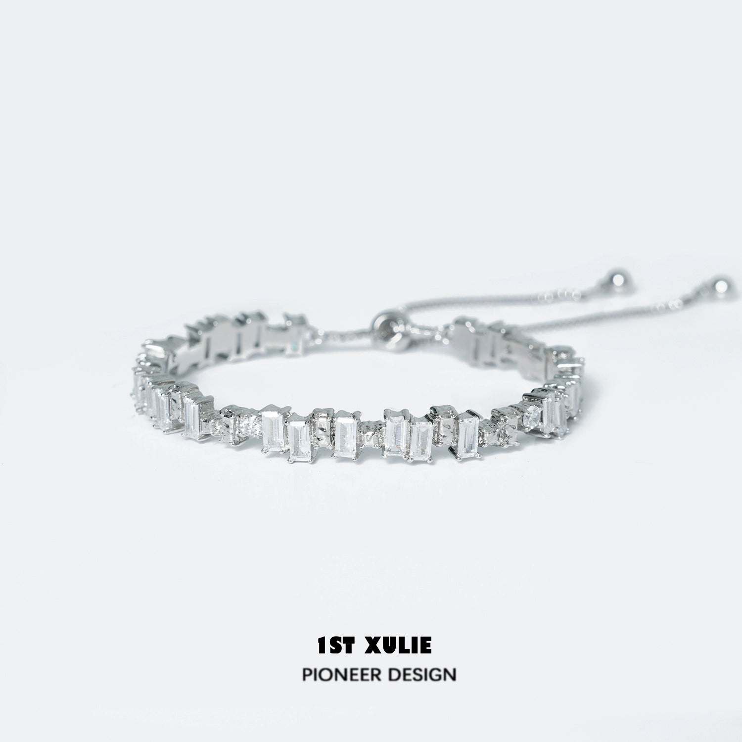 1ST XULIE Iceland zircon star bracelet in silver with a chic and elegant design