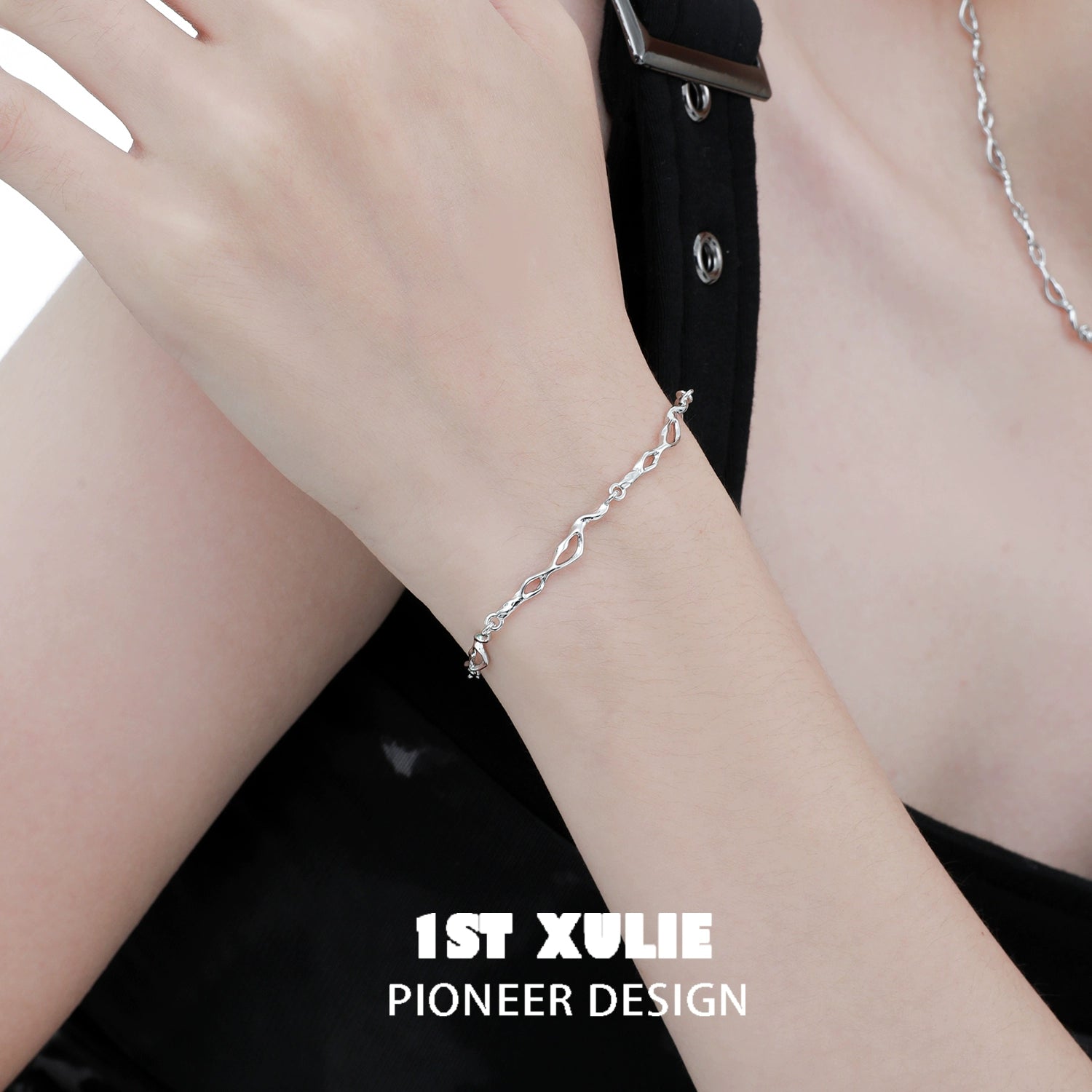 Stylish silver wave chain bracelet from 1ST XULIE, perfect for everyday wear and layering with other accessories