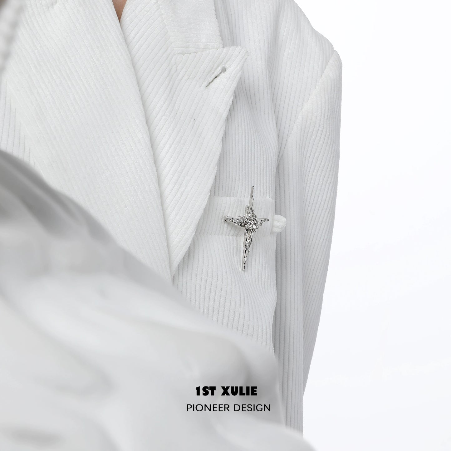 Elegant starry silver brooch on a white blazer, adding a touch of sparkle to the outfit