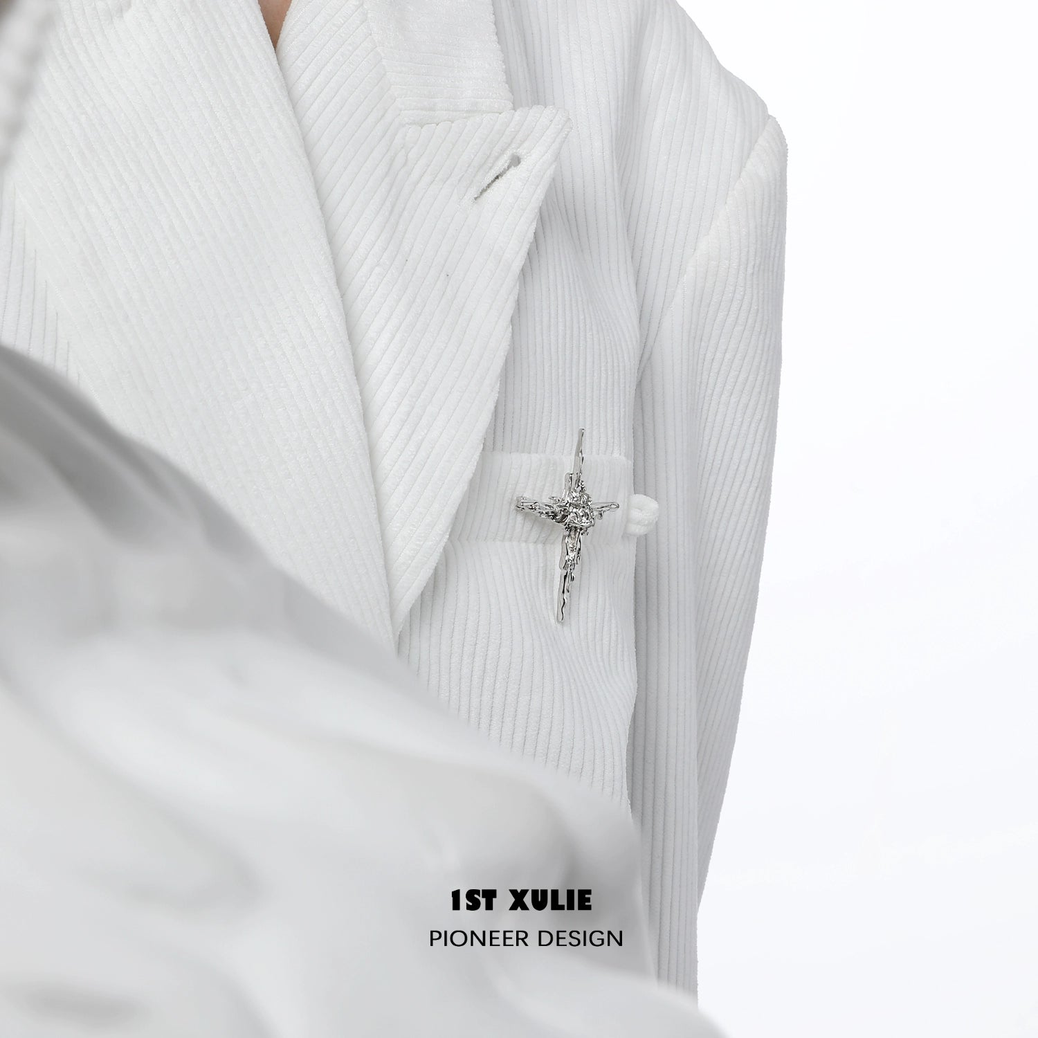 Elegant starry silver brooch on a white blazer, adding a touch of sparkle to the outfit