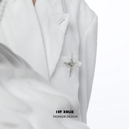 Elegant starry silver brooch on a white blazer, adding a touch of sparkle to the outfit