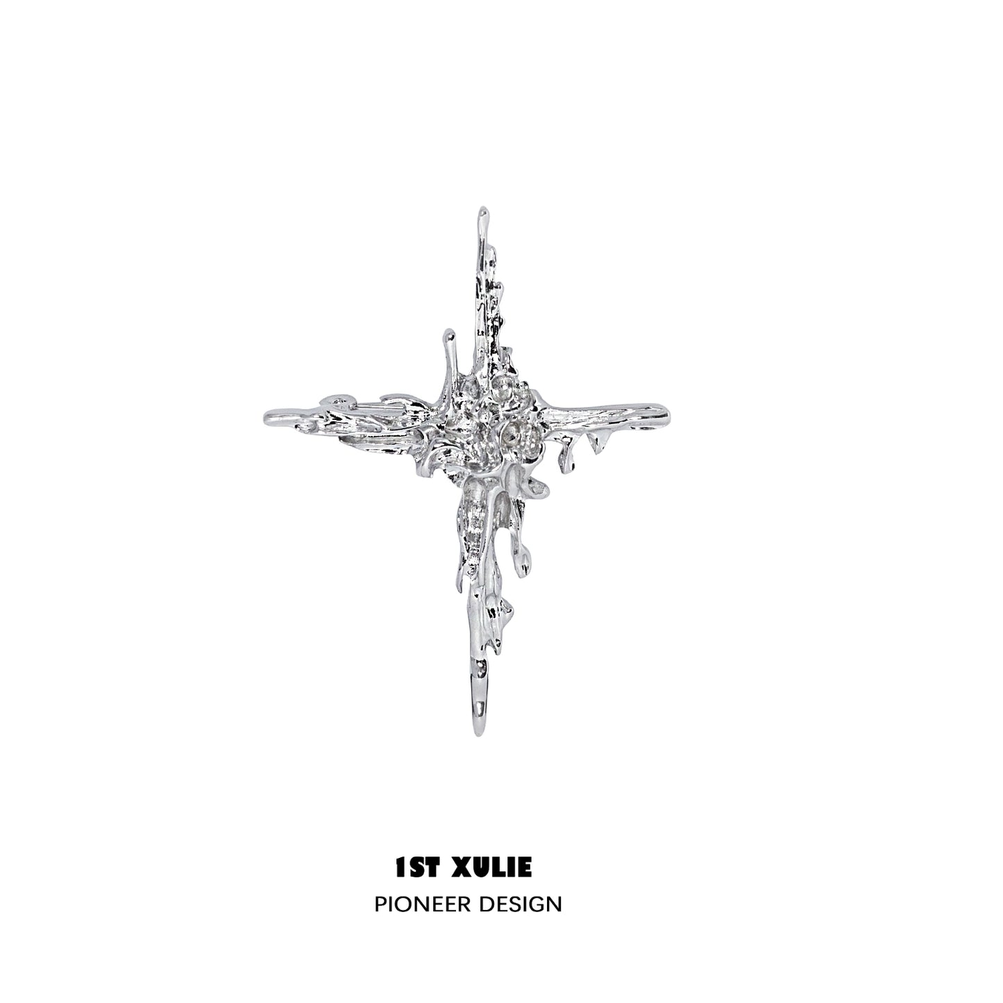 Elegant starry silver brooch with intricate design, perfect for adding a touch of shimmer to any outfit