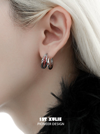Stylish Y2K feather earrings in silver, perfect for trendy accessory lovers
