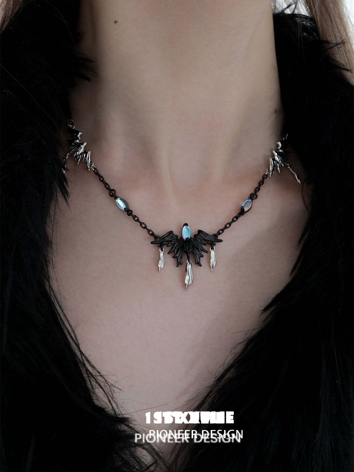 Y2K feather necklace featuring a unique design with metallic accents and elegant feathers