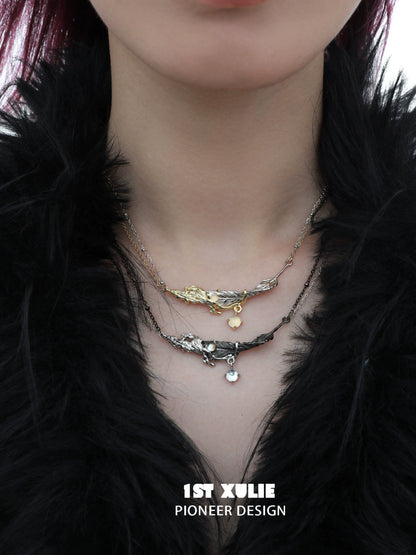 Y2K feather necklace layered design in silver and gold, perfect for trendy fashion enthusiasts