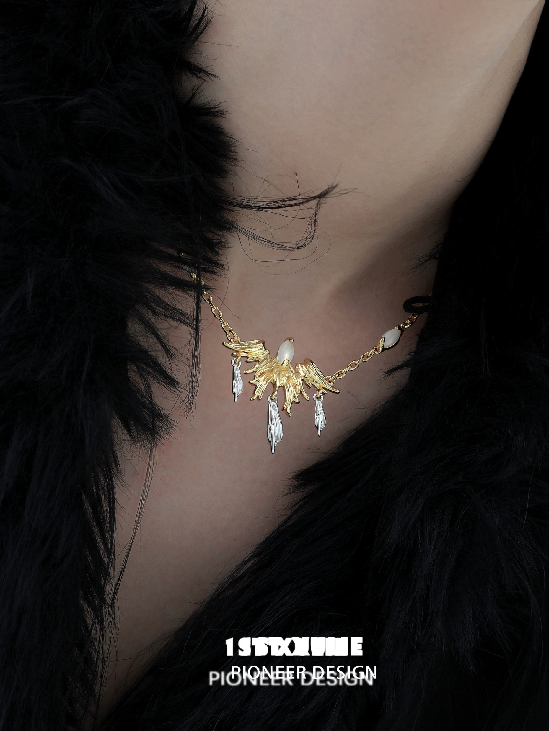 Y2K feather necklace in gold with white feather-like accents, stylish and trendy for fashion lovers