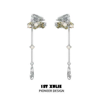 Y2K feather tassel ear clip design with silver accents and decorative elements for a unique look