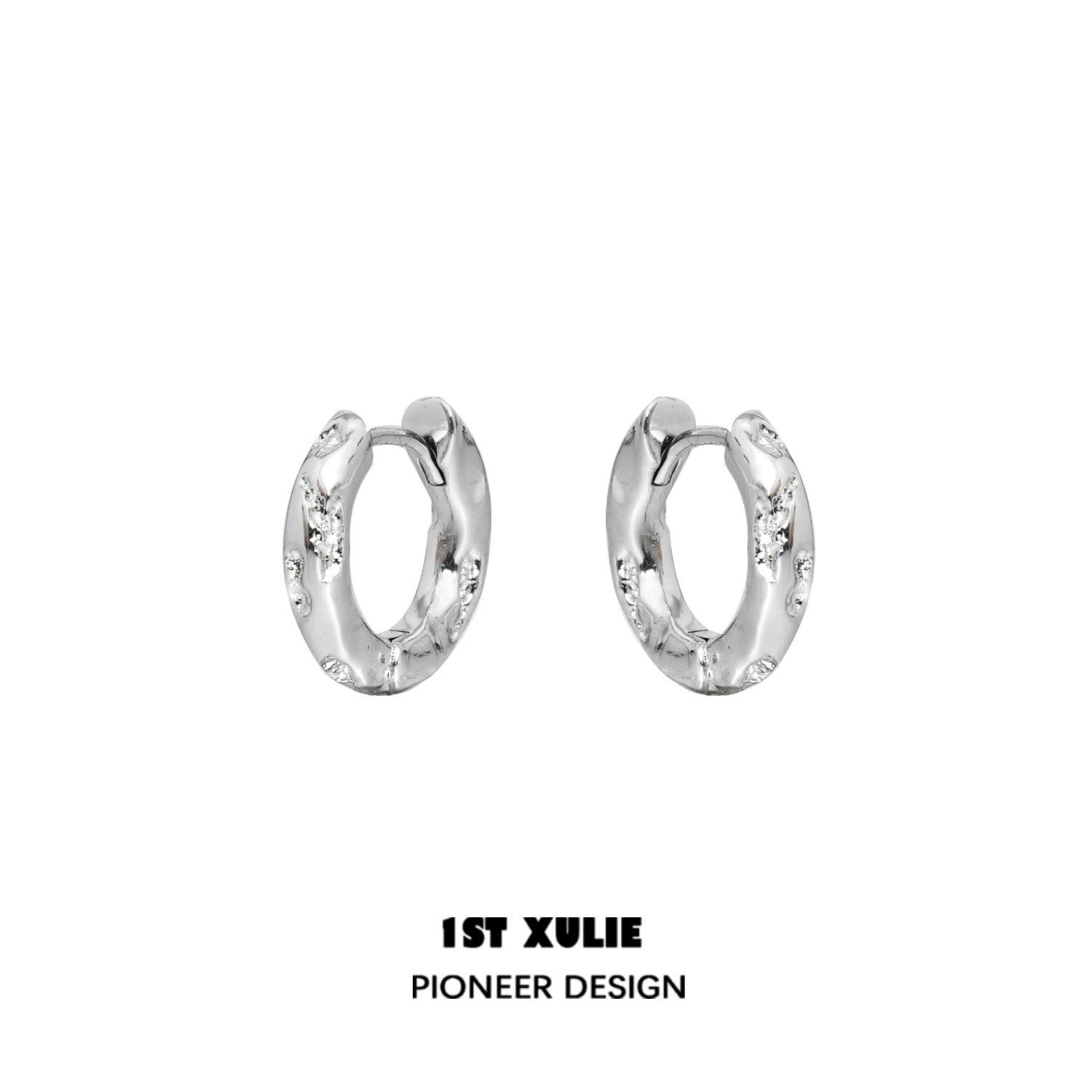 1ST XULIE Y2K frosted ear cuff in silver with modern design and subtle sparkle accents
