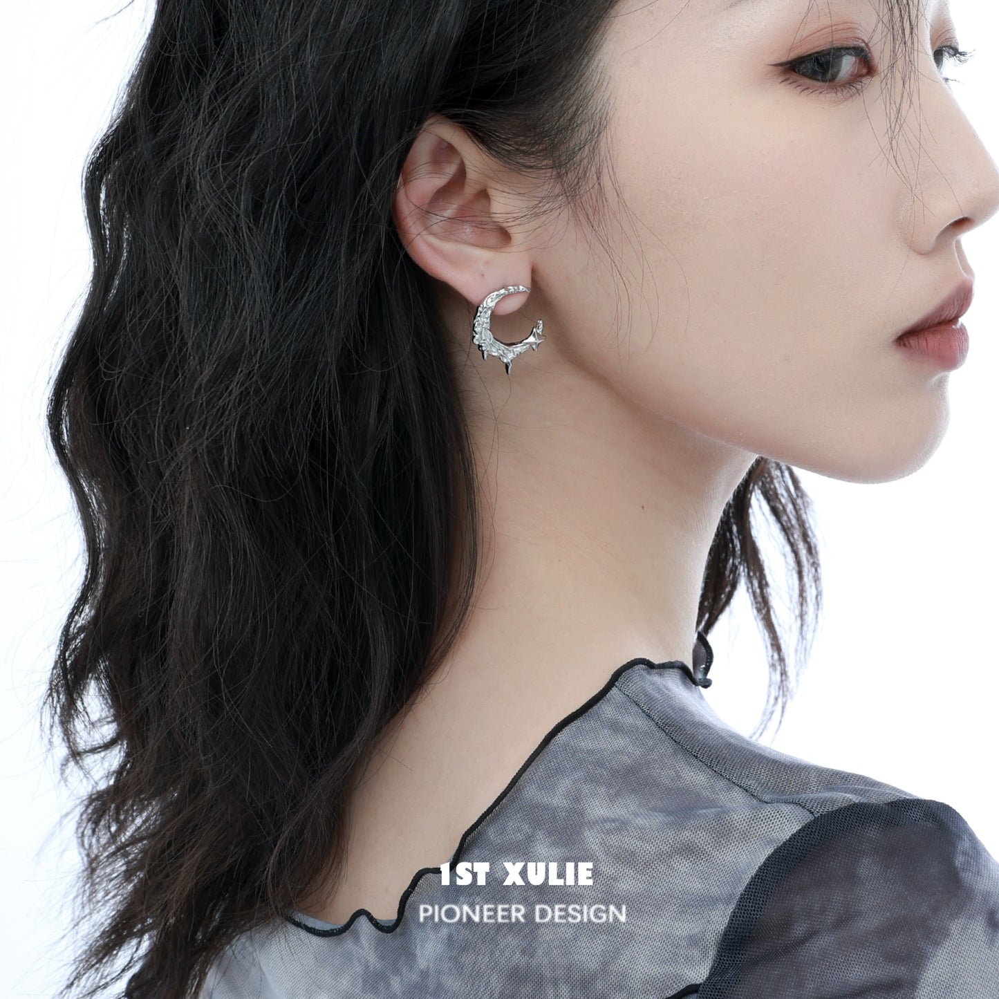 Stylish Y2K moon earrings with sparkling accents, perfect for trendy outfits