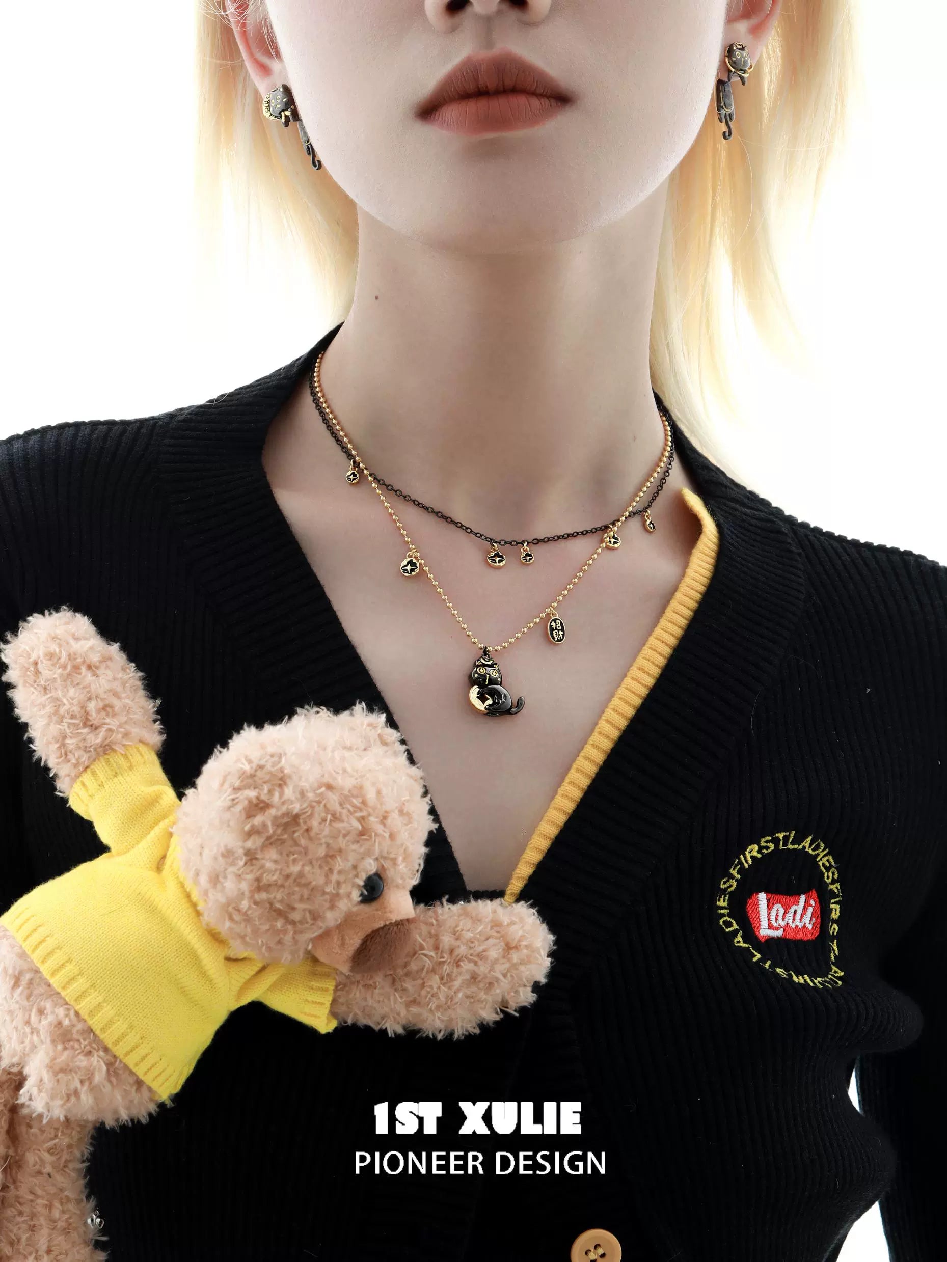 Stylish black gold cat necklace featuring delicate cat pendants for cat lovers