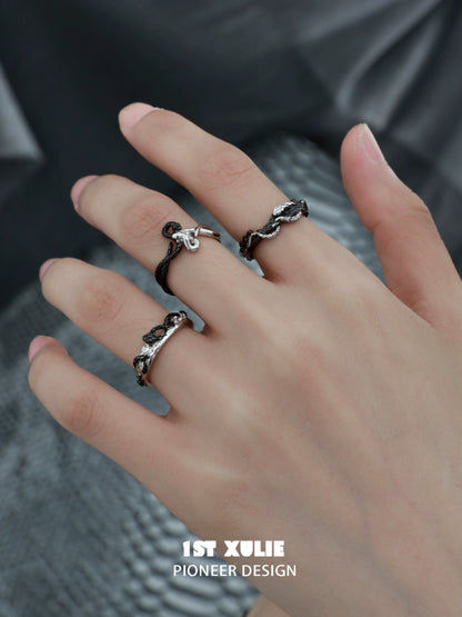 Stylish black snake couple rings featuring intricate designs for a unique accessory