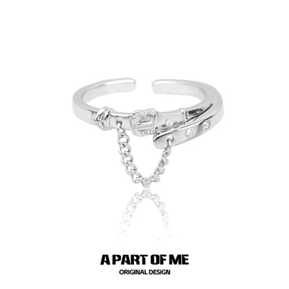Edgy belt buckle diamond ring in silver with a unique chain detail for a bold accessory