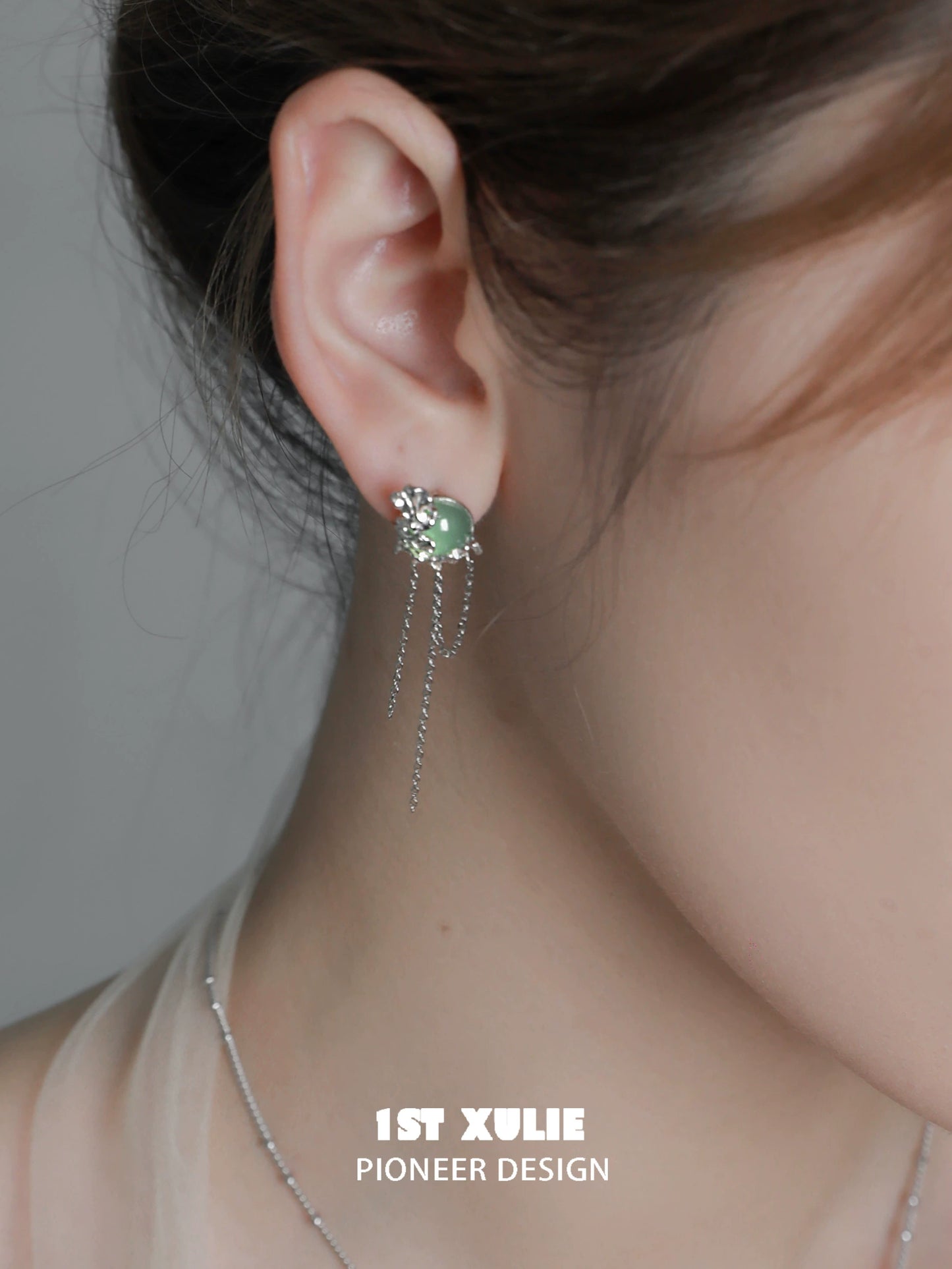 Elegant queen fringe earrings featuring a unique design with delicate chains and a stylish gemstone