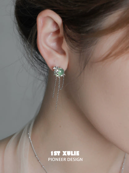 Elegant queen fringe earrings featuring a unique design with delicate chains and a stylish gemstone