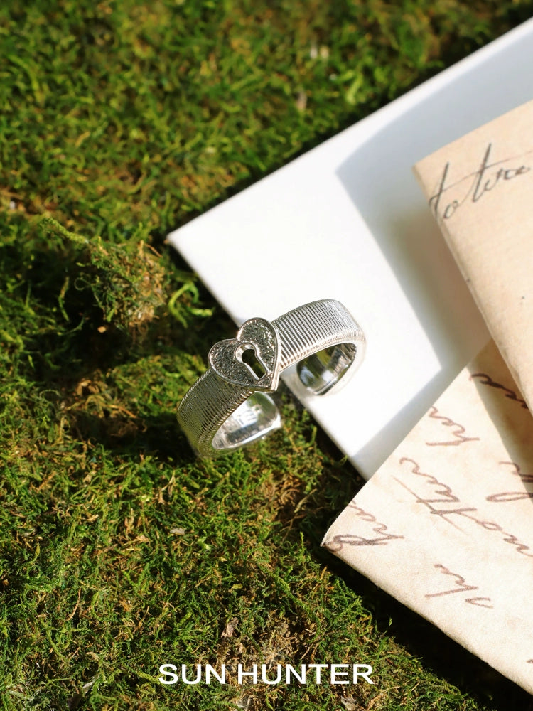 SUN HUNTER French retro lock ring in silver with heart-shaped design for unique style