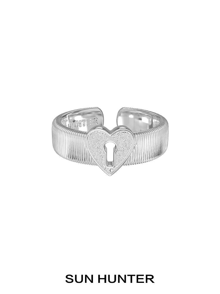 SUN HUNTER French retro lock ring featuring a heart-shaped design with a keyhole detail