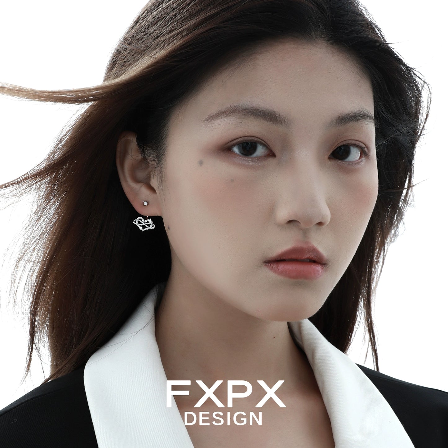FXPX Y2K heart earrings in silver, featuring a trendy design perfect for fashion-forward outfits