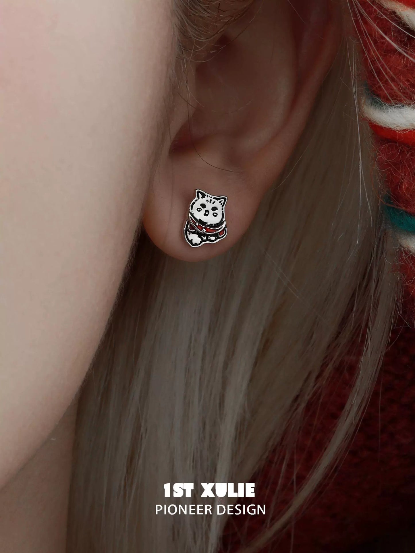 Cute Christmas cat stud earrings featuring a festive design for holiday lovers