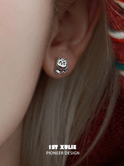 Cute Christmas cat stud earrings featuring a festive design for holiday lovers