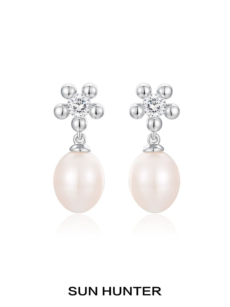 Elegant SUN HUNTER island flower pearl earrings with sparkling flower design and creamy pearl drop