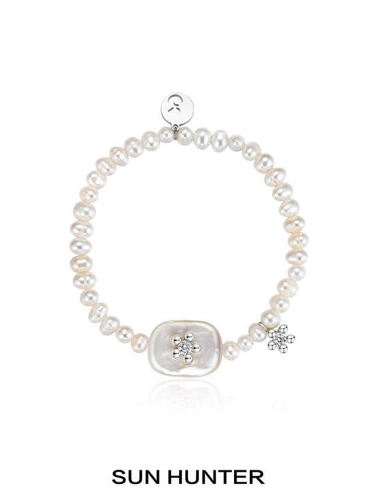 SUN HUNTER ocean memory pearl bracelet with shimmering pearls and a decorative charm