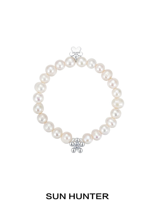 Elegant SUN HUNTER pearl bracelet for women featuring a sparkling centerpiece and natural pearls
