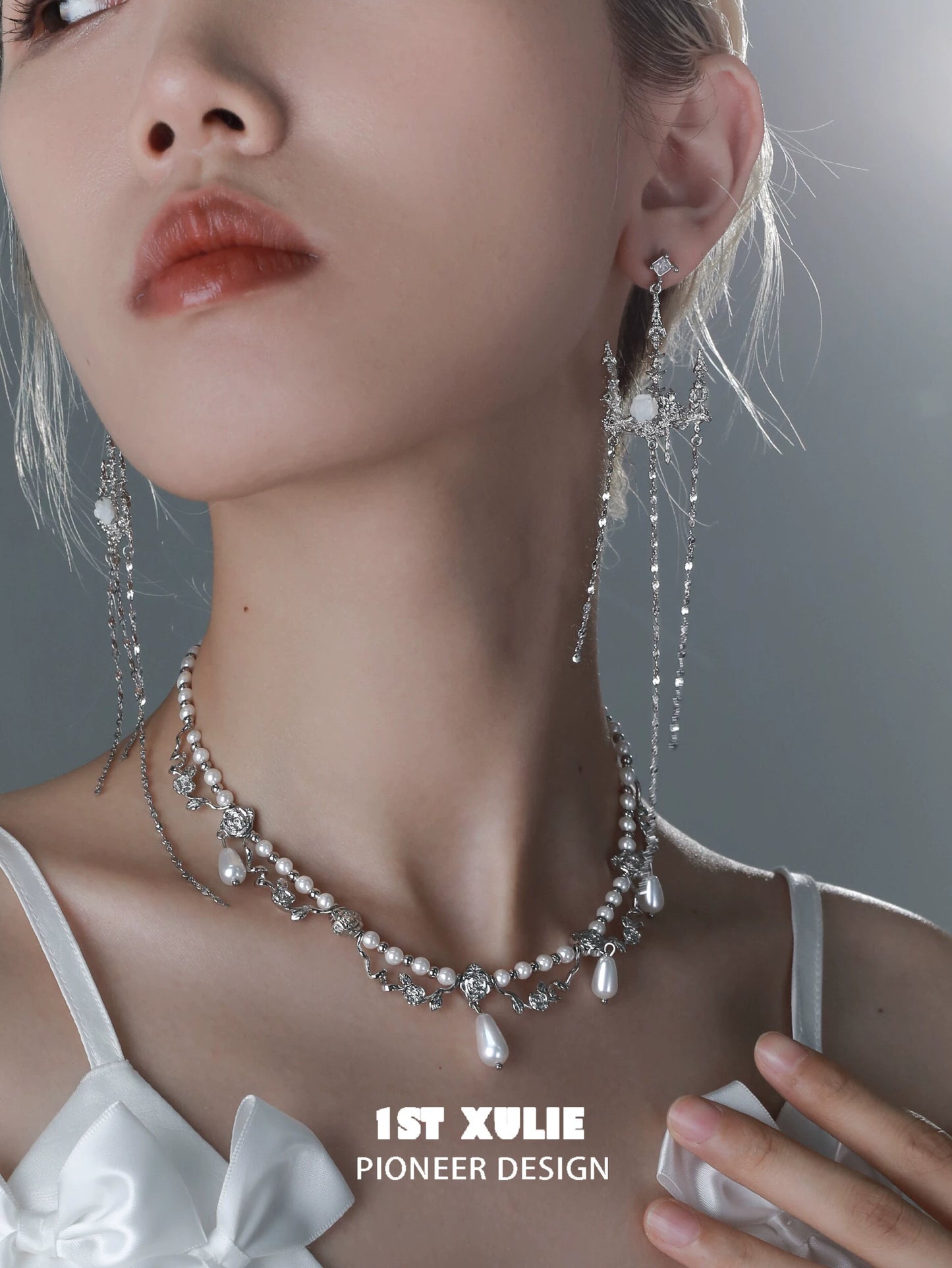 Elegant pearl clavicle necklace with sparkling silver accents for stylish outfits
