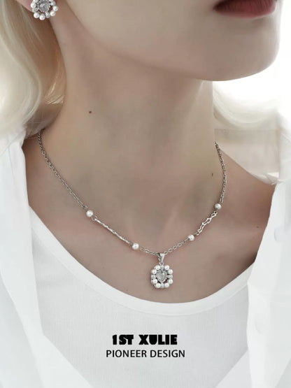 1ST XULIE pearl statement necklace with a floral pendant and silver chain for elegant styling