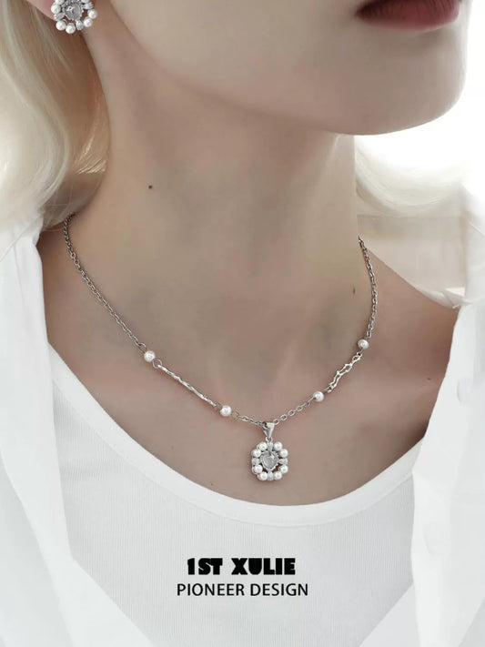 1ST XULIE pearl statement necklace with a floral pendant and silver chain for elegant styling