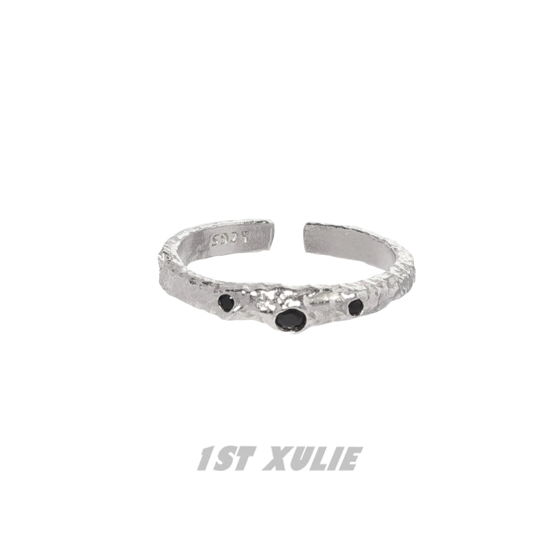 Y2K controller chain silver ring with textured design and black gemstones for a trendy look