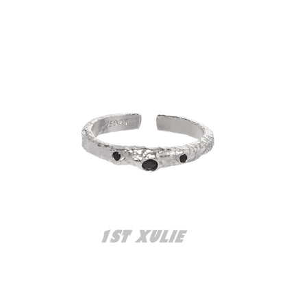 Y2K controller chain silver ring with textured design and black gemstones for a trendy look