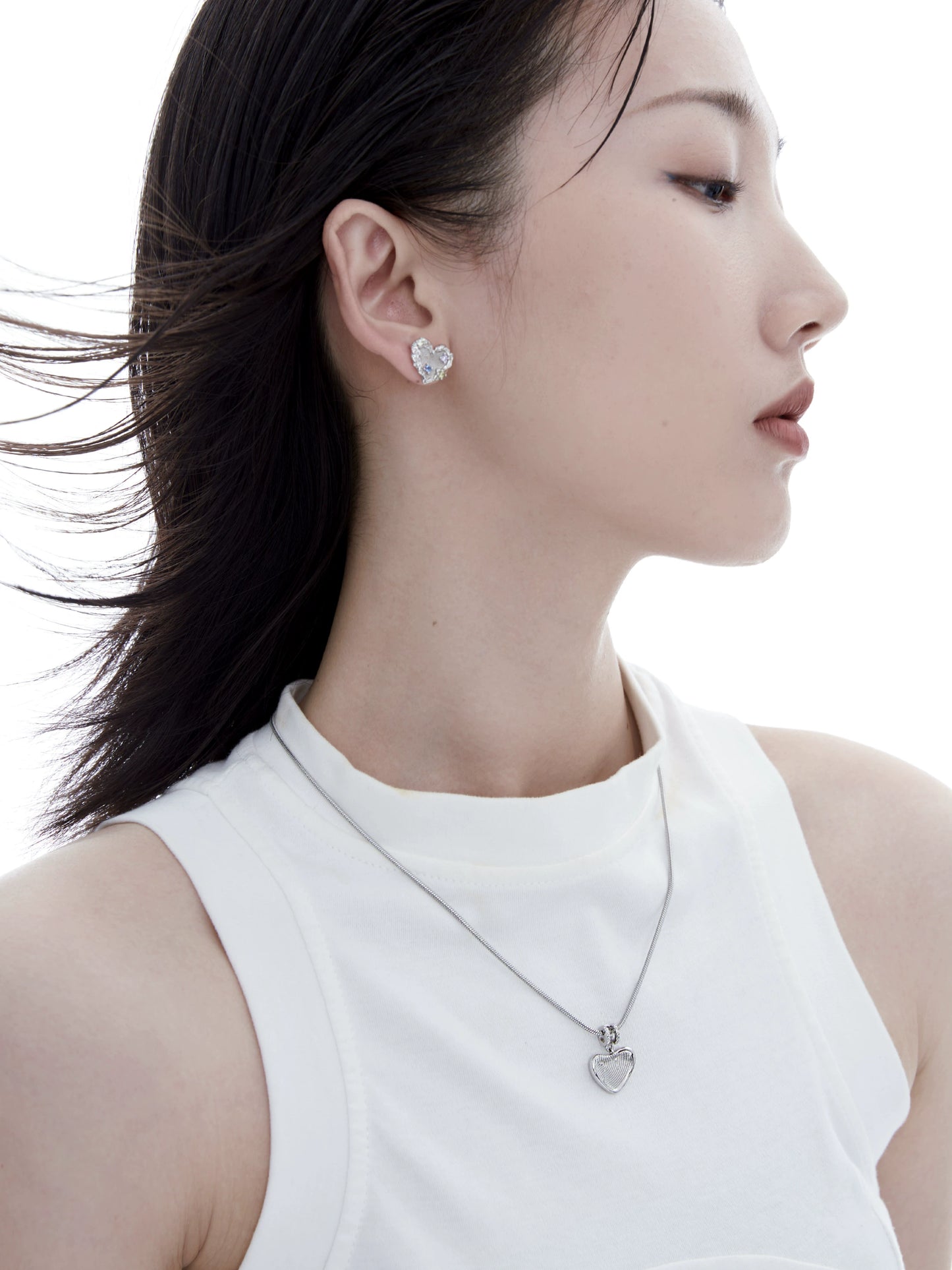 Elegant woman wearing a removable clavicle chain necklace in silver with heart pendant