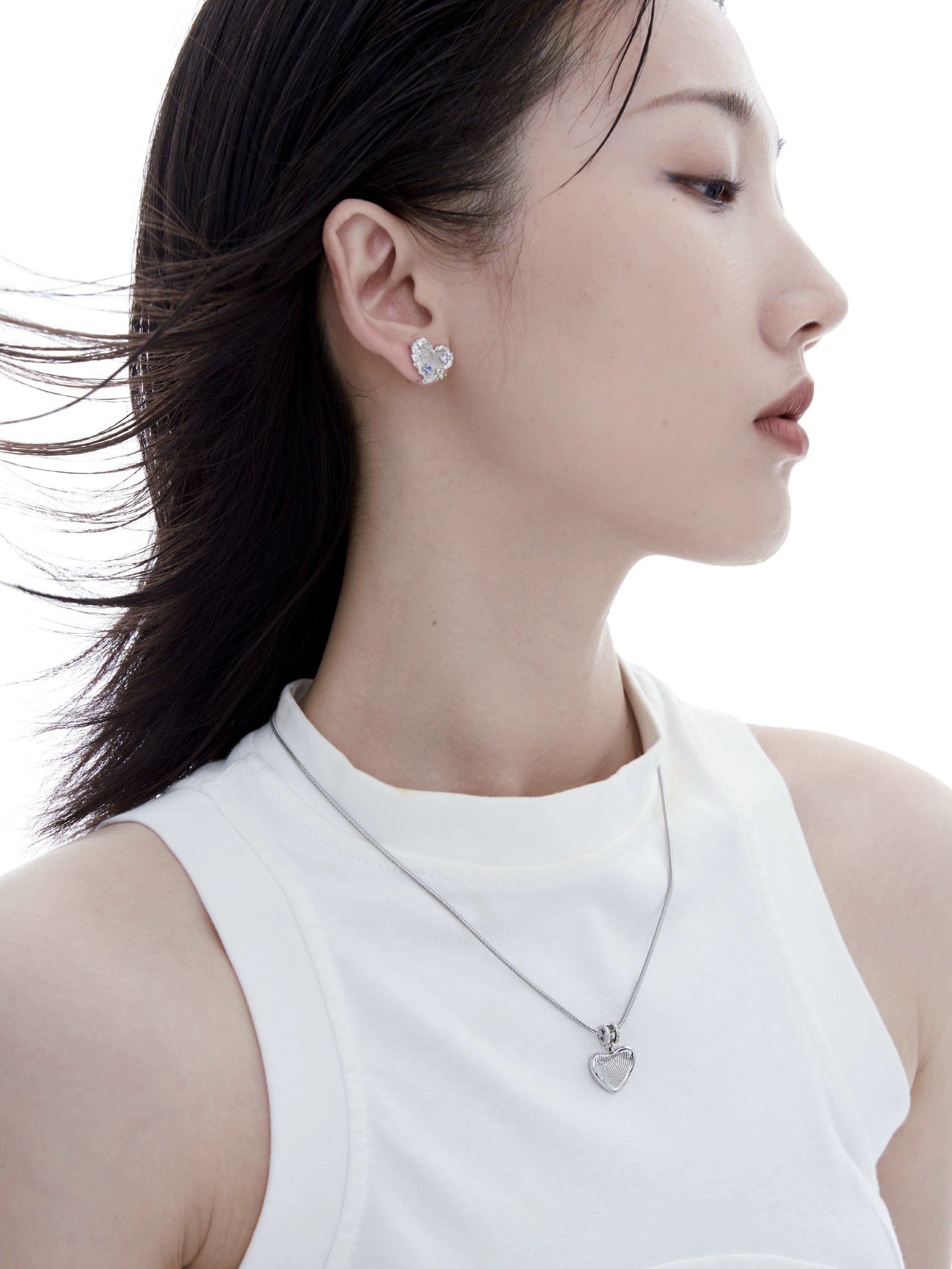 Elegant woman wearing a removable clavicle chain necklace in silver with heart pendant