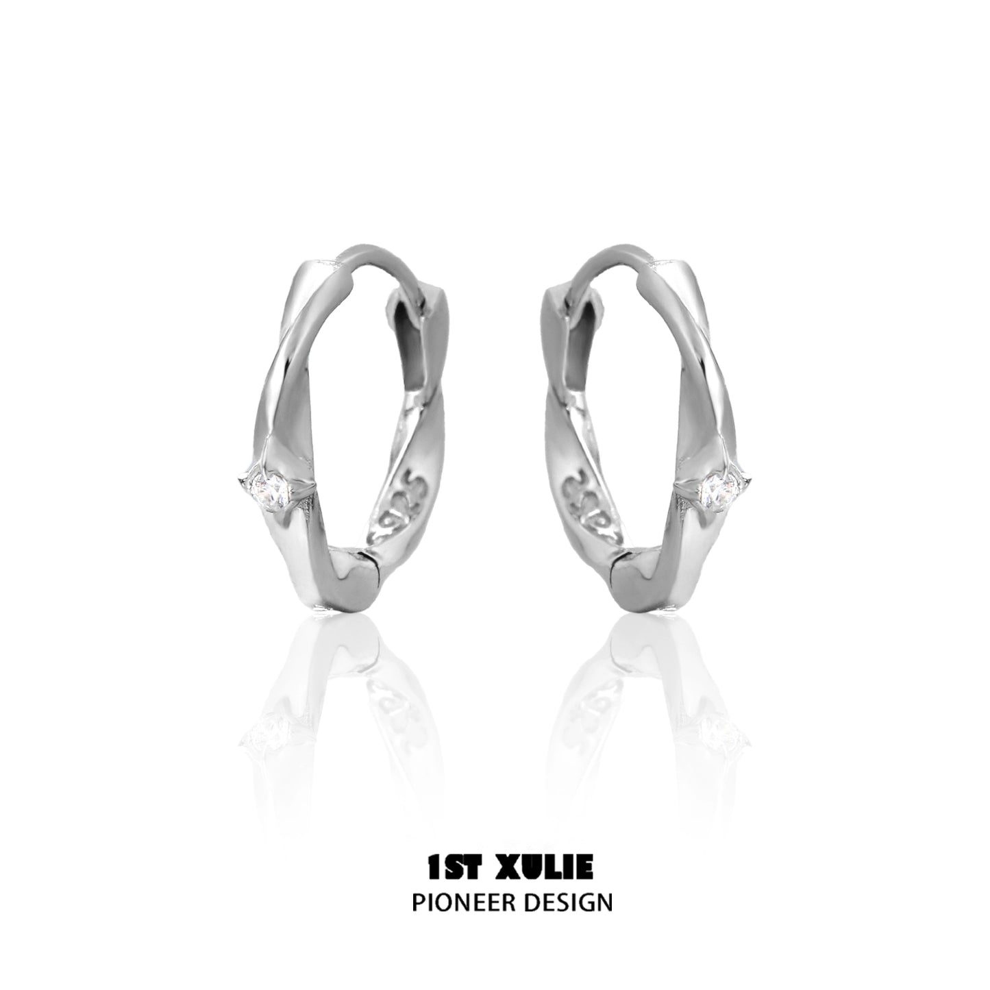 Shooting star silver earrings featuring a twisted design and sparkling details from 1ST XULIE