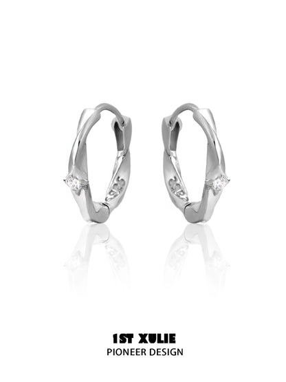 Elegant shooting star silver earrings featuring sparkling accents for a unique accessory