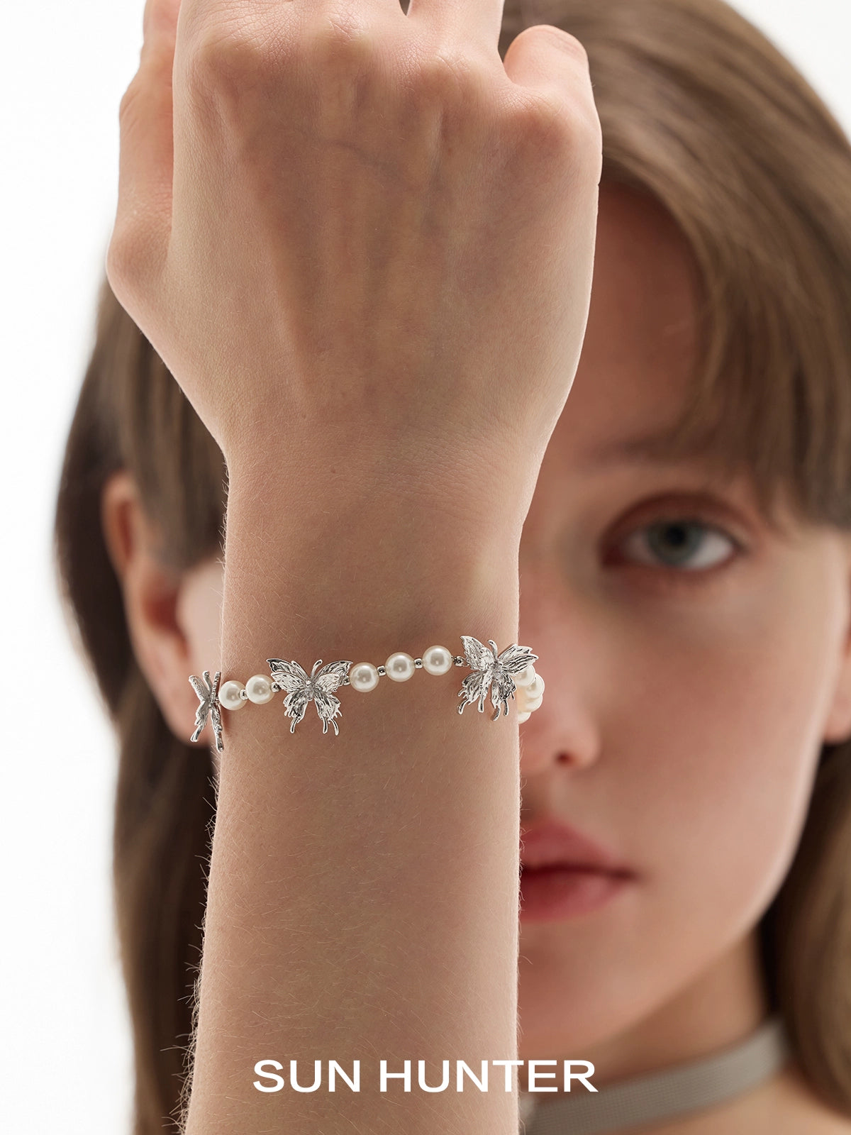 SUN HUNTER butterfly pearl bracelet featuring silver butterflies and elegant pearls for a stylish look