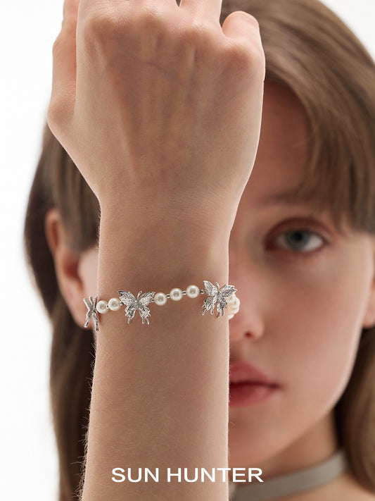 SUN HUNTER butterfly pearl bracelet featuring silver butterflies and elegant pearls for a stylish look