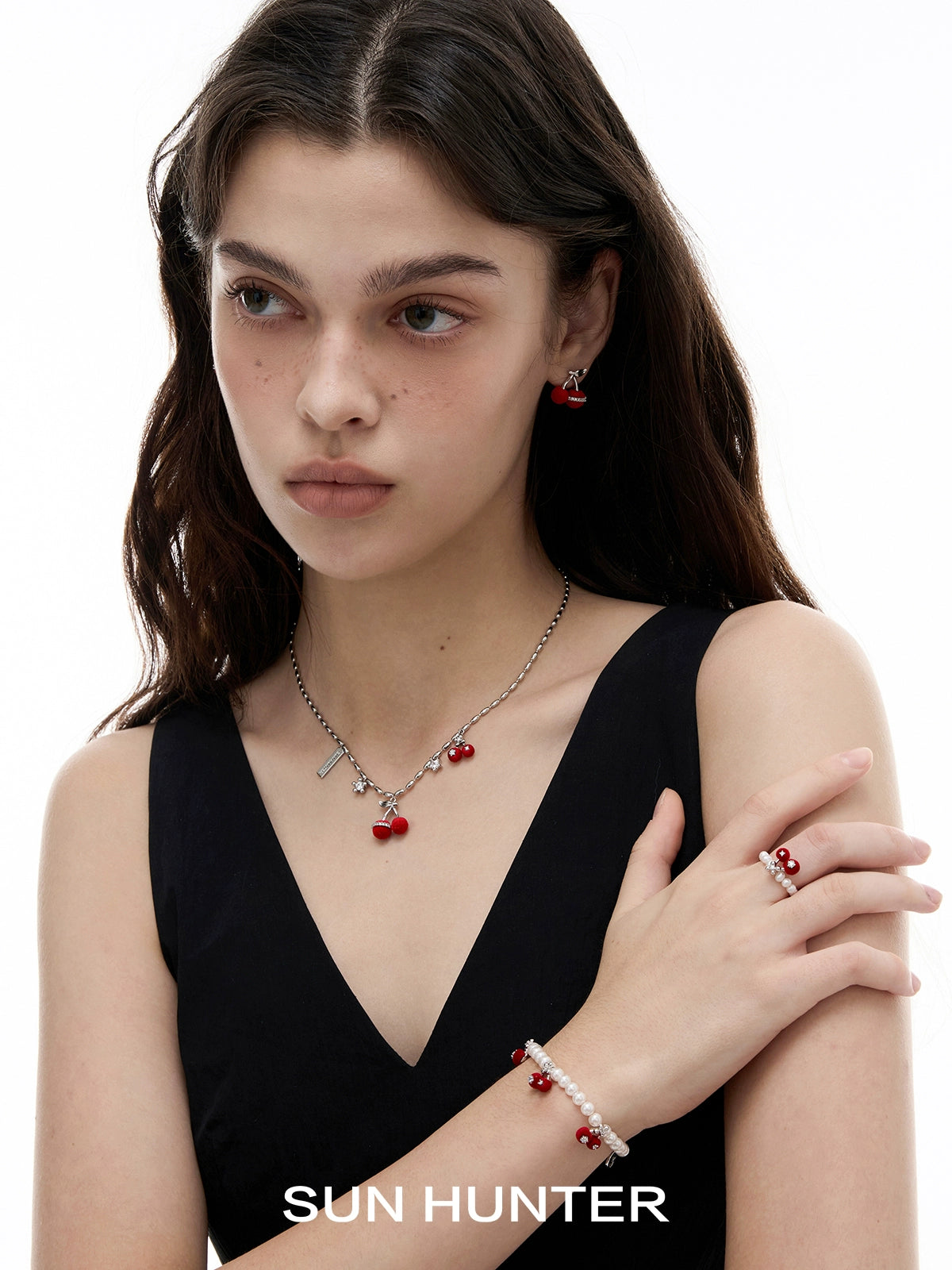 SUN HUNTER velvet cherry pearl bracelet adorned with elegant cherry beads and silver accents