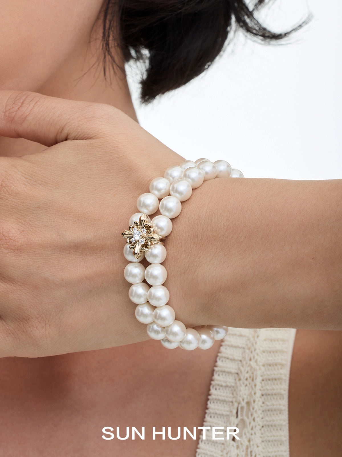 Elegant vintage iris pearl bracelet with a decorative flower clasp for a classic look