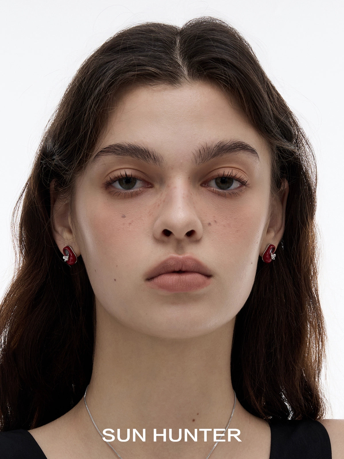 SUN HUNTER vintage walking shoe earrings in red and silver for a unique fashion statement